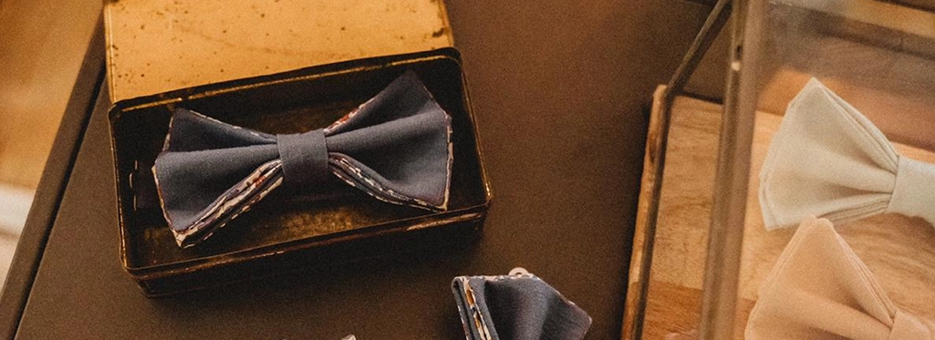 Nœud papillon bleu dans une boîte ouverte sur une table.